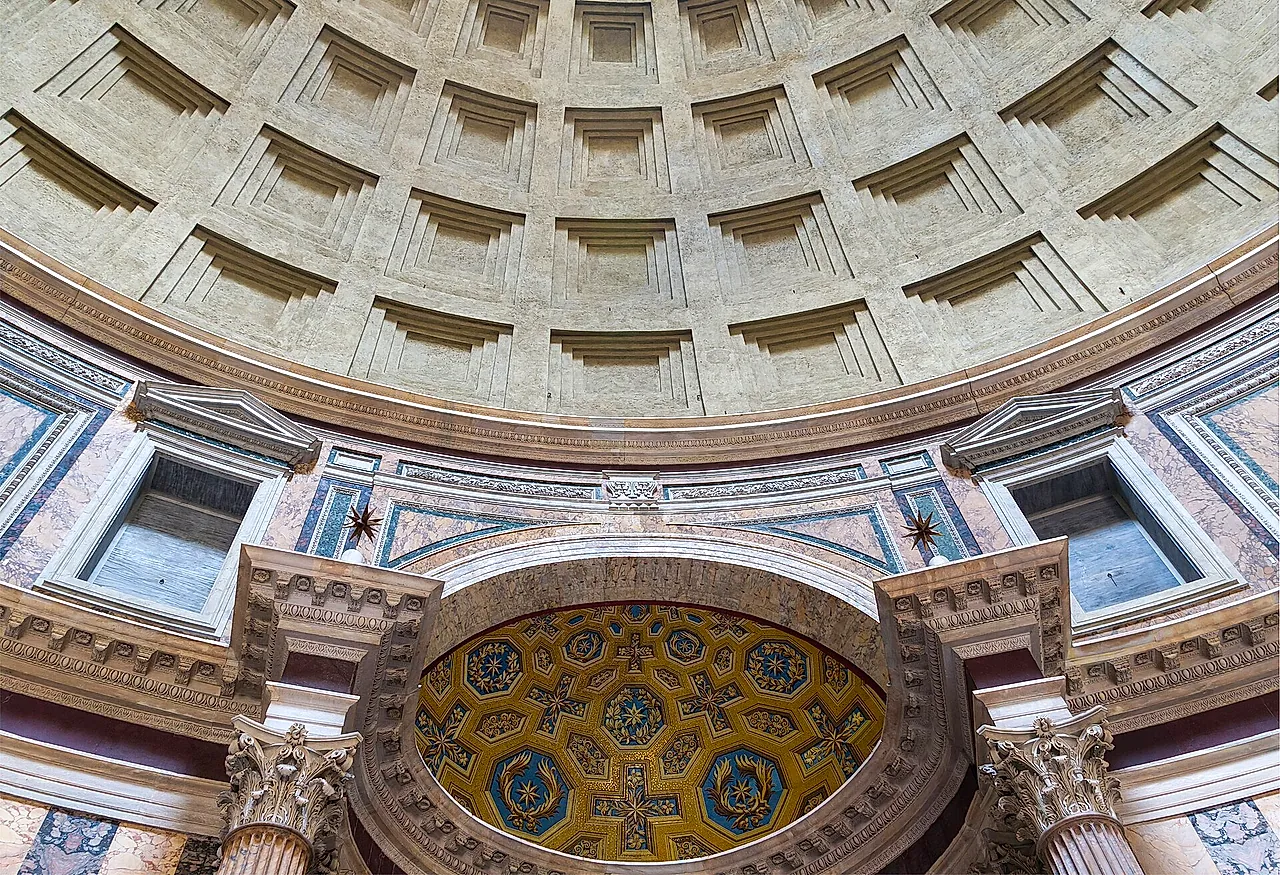 The apse above the main altar: a semi-dome with gilded mosaic panels between Corinthian columns, under the coffered dome